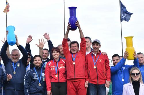 L’esultanza del team dei Vigili del Fuoco sul podio delle squadre del Trofeo Serenissima